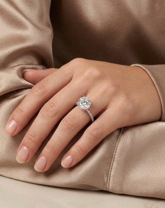 Lunaria Pavé Solitaire 18K White Gold Lab Moissanite Ring
